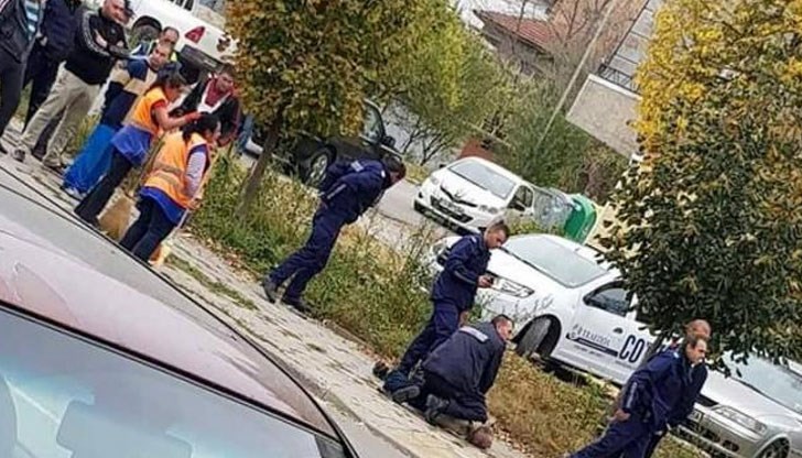 Пострадал е един униформен, щети има и по патрулката