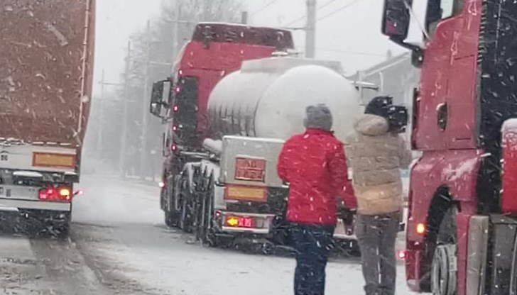 Десетки автомобили закъсаха по улиците