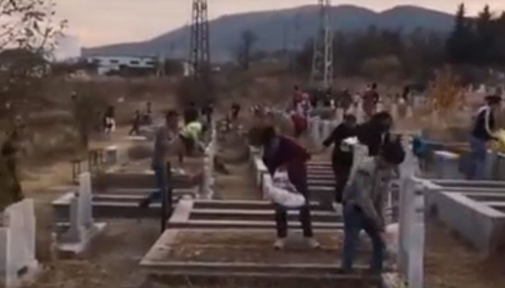 Клип, в който ромски деца разграбват оставената храна, предизвика възмущение в социалните мрежи Клип, в който ромски деца разграбват оставената храна, предизвика възмущение в социалните мрежи