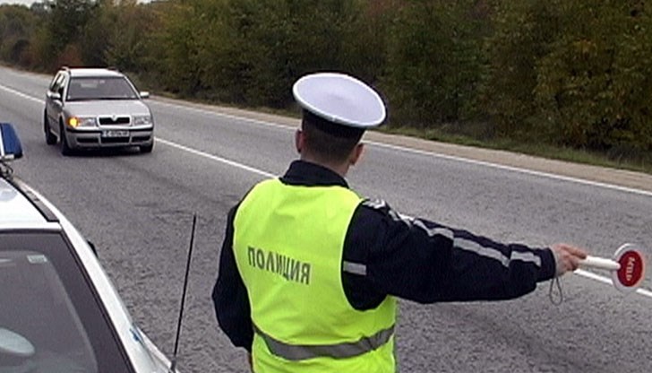 Полицейски патрул спрял за проверка колата с невръстния шофьор между селата Хайредин и Ботево