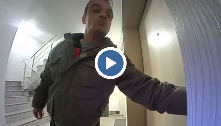 Мъжът обикаля със запалена цигара, докато проверява за незаключени врати