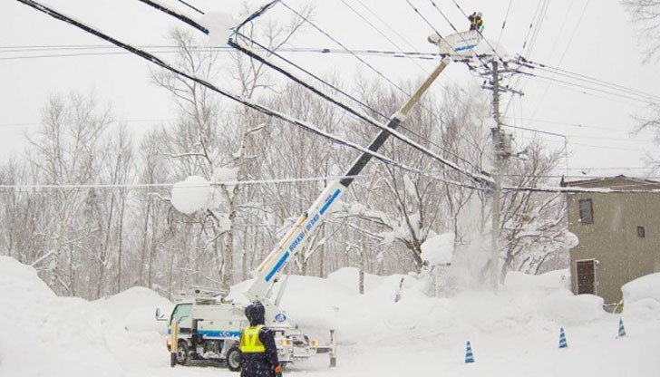 Снежни неволи има и по пътищата