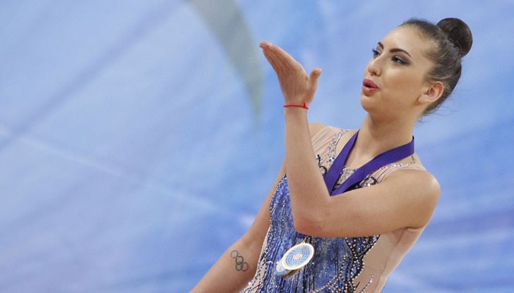 Гимнастичката подаде ръка на футболиста Иван Тодоров, който ще трябва да се подложи на лечение в Турция Гимнастичката подаде ръка на футболиста Иван Тодоров, който ще трябва да се подложи на лечение в Турция