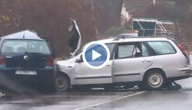 Пожарникарите са рязали ламарините, за да вадят ранени