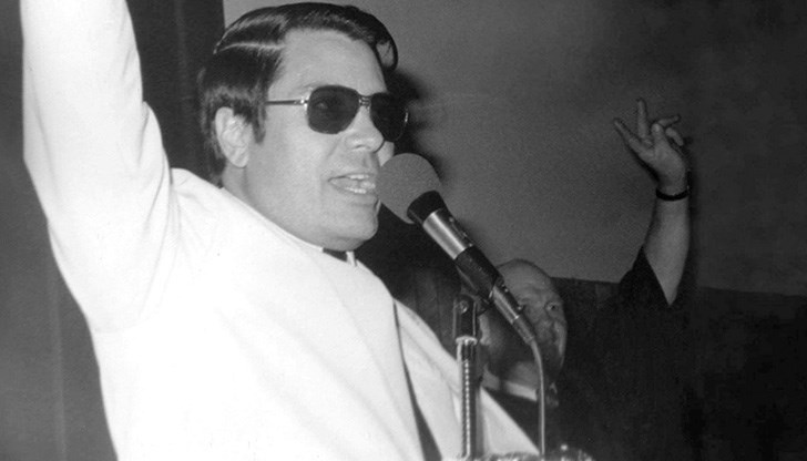 913 души, включително 276 деца, извършват масово самоубийство в джунглата на Гвиана