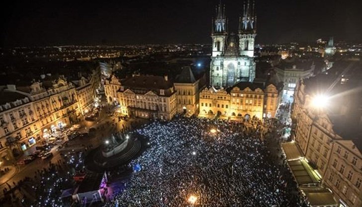 Причината е, че правителството в Чехия не можа да падне след вота на недоверие