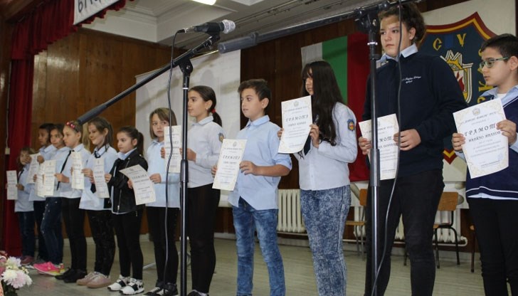 Патронният празник на училището донесе много емоции за преподаватели и ученици