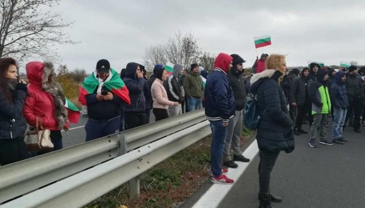 Движението е спряно и в двете посоки