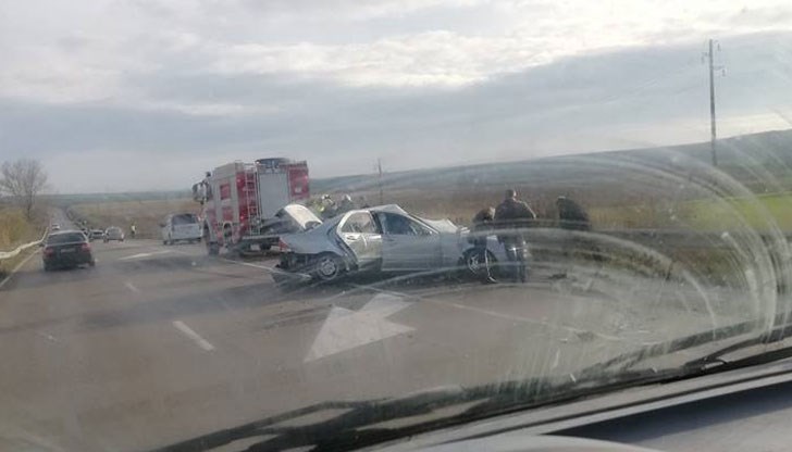 На място е загинал шофьор на лек автомобил, пострадали са майка и дете, пътували заедно с него