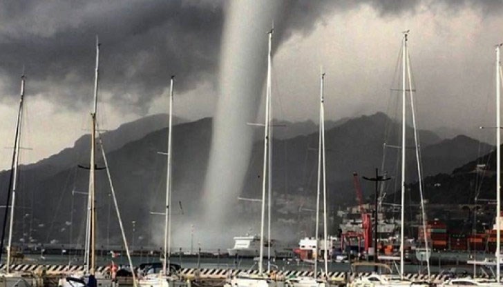 Невероятният вихър вдиган във въздуха контейнерите на пристанището в Салерно