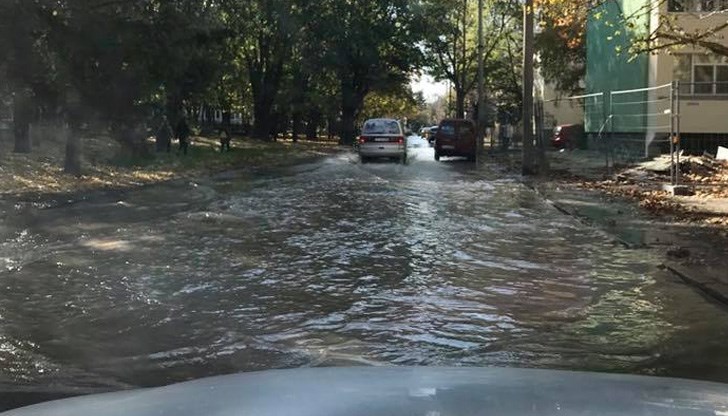 Причината за наводнението е спукан водопровод край училище "Възраждане"