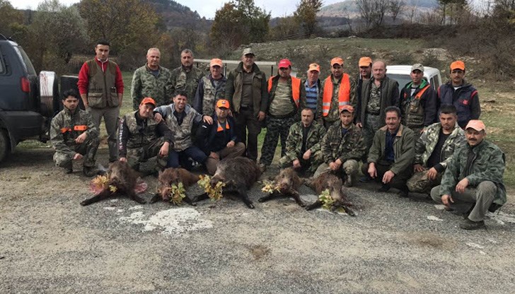 Късметлиите са от ловното дружество в село Подкова Късметлиите са от ловното дружество в село Подкова