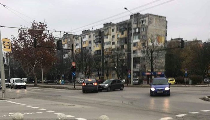 Водачките бяха от нежния пол и се почесваха и чудиха как тъй стана туй ПТП