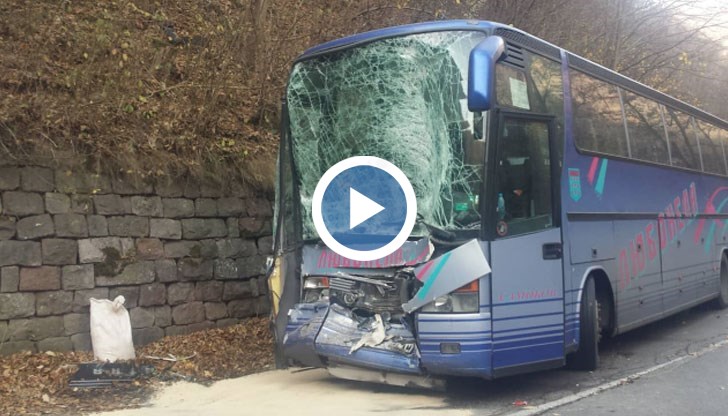 Автобус и циментовоз се удариха челно