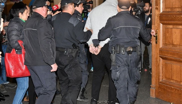 Той настоява да му бъде променена мярката на "домашен арест" с обяснението, че също като баща е загубил детето си Той настоява да му бъде променена мярката на "домашен арест" с обяснението, че също като баща е загубил детето си