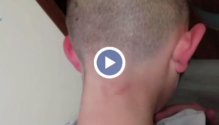 Той признал, че е хванал „неволно” момчетата за вратовете