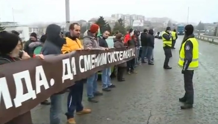 Протестиращите тръгнаха от Централна гара към булевард "България"