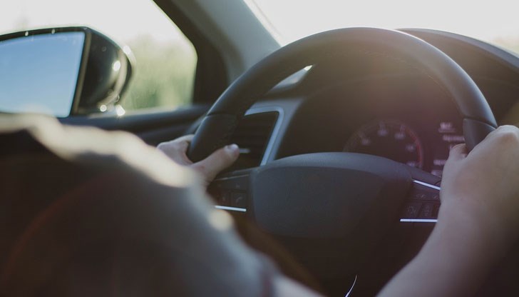 Новоизпечен шофьор се прости със свидетелството си за правоуправление по-малко от час, след като го получи