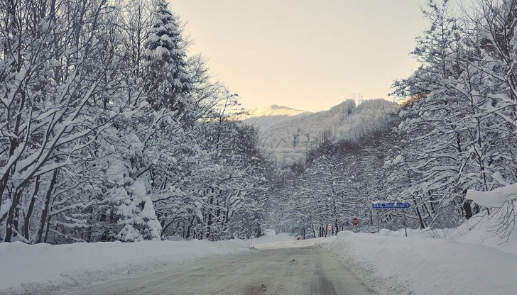 Освен на "Петрохан", голяма снежна покривка има и на прохода "Предела", както и в Пампорово