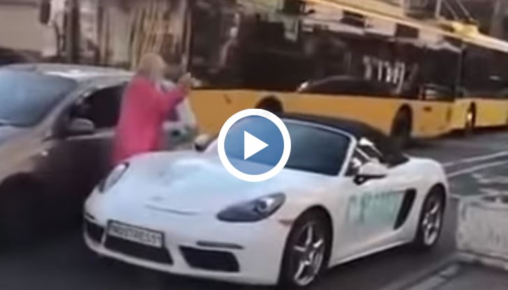 Никой от преминаващите по улицата не посмя да озапти жената с брадвата