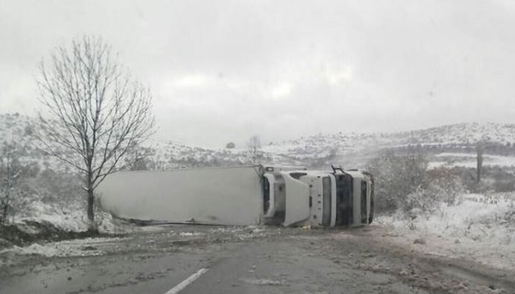 Камионът е аварирал в участъка между селата Смоляновци и Белотинци