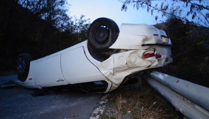 Мантинела спряла падането на автомобила по стръмния над 30-метров скат