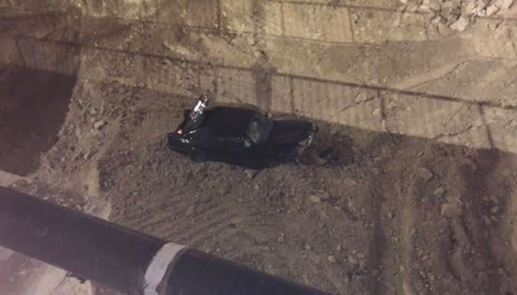 Кола се приземи в рова на новоизграждащия се булевард "Левски"