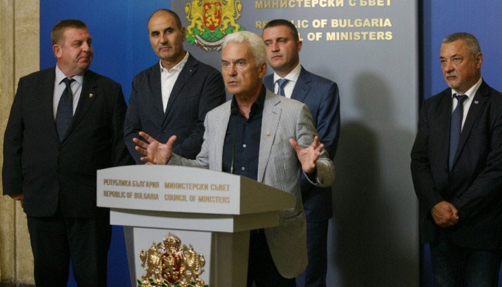 След месец и половина инат Валери Симеонов най-сетне подаде оставка, но този ход не тушира напрежението, а разпали нови страсти и конфликти в управлението