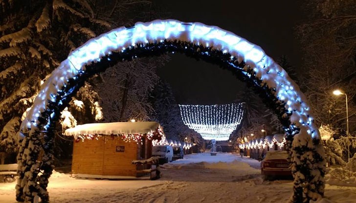 Старата столица притихна под своята снежна завивка