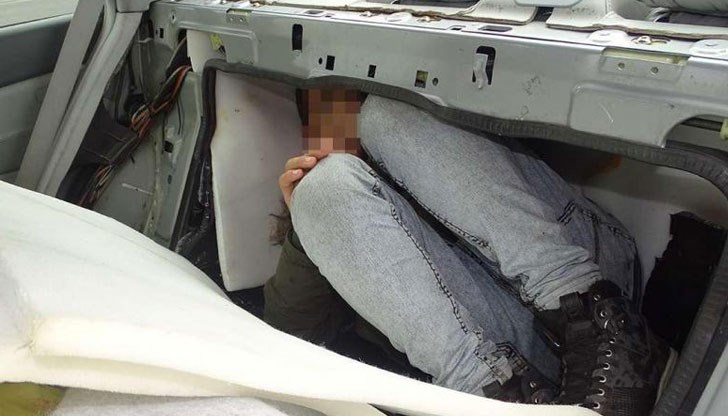 Непълнолетният чужденец е бил натикан в тайник между багажника и задната седалка на "Мерцедес"