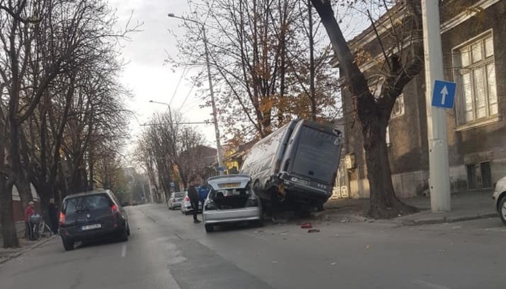 Лек автомобил се е забил в паркиран бус