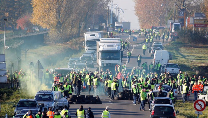 Шофьорът се опитал да пробие блокадата, като за малко не ударил с камиона двама полицаи Шофьорът се опитал да пробие блокадата, като за малко не ударил с камиона двама полицаи