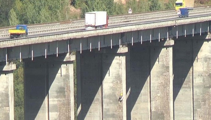 Взел такси до моста, излязъл и скочил в пропастта