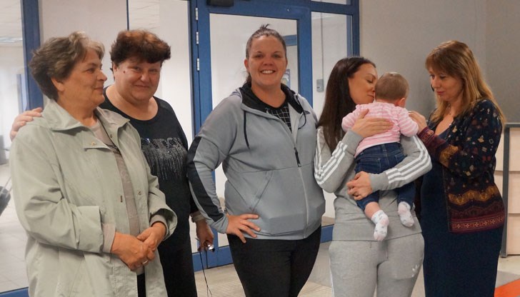 Днес момиченцето пристигна в България, където го гушна приемната му майка