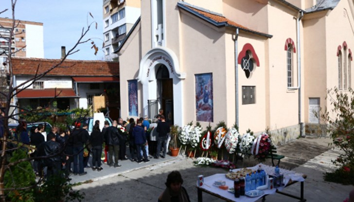 Двете бяха облечени като булка и шаферка