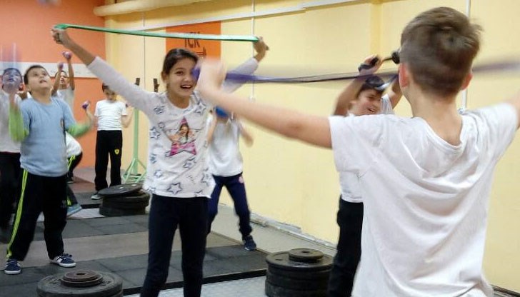 Ученици на възраст между 10 и 15 години бяха обучени от спортни специалисти в основните техники за вдигане на тежести