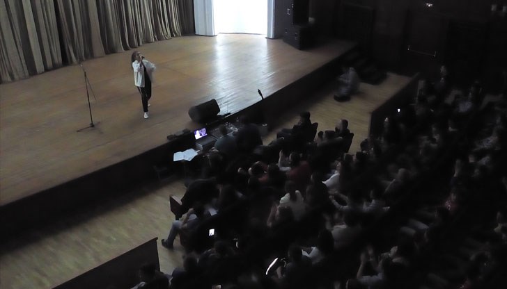 Това, че мога да бъдат тук с вас и да изпея тази песен означава, че нещата ще се оправят, изрече от сцената младата певица