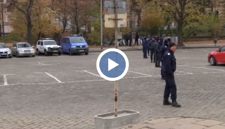 Десетки коли на жандармерията обсадиха района