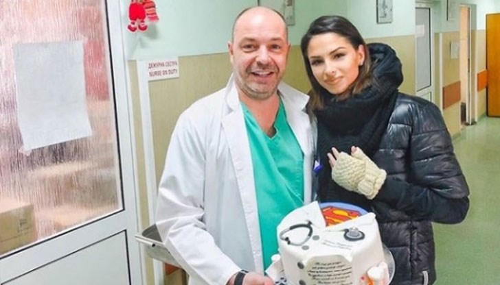Грацията отиде на крака при доктора и му поднесе символичен подарък - торта с медицинска престилка