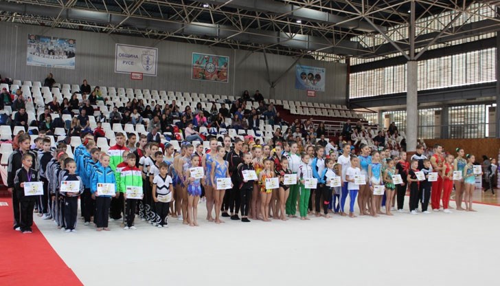 150 участници от 6 страни се включват в турнира по спортна акробатика