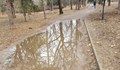 Новите алеи в Парка на младежта са потънали в локви