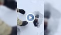 Баща хвърли бебето си в пряспа, за да го запознае със снега