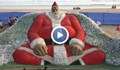 Художник направи Дядо Коледа от 800 тона пясък и 10 000 бутилки