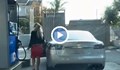 Блондинка се мъчи да зареди TESLA с бензин