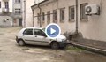 Зазидаха кола във вътрешен двор в центъра на София