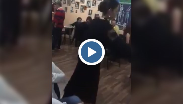 Млада жена танцува хорото по-невероятно забавен начин