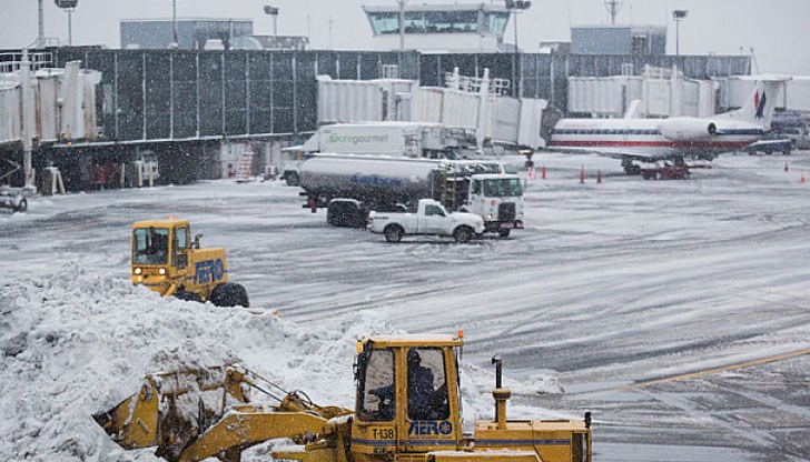 Летището работи в зимни условия заради обилните снеговалежи