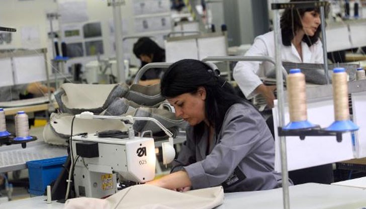 Всяка седмица хиляди облекла, произведени в една от фабриките в Русе, се изнасят към Париж