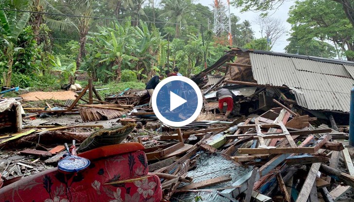 Цунами отнесе сцена по време на концерт в Индонезия