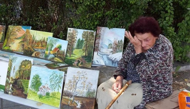 Старицата от Варна, която храни фамилията с картините си, вече не иска да рисува